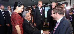 El presidente ecuatoriano Len&iacute;n Moreno y su esposa, Roc&iacute;o Gonz&aacute;lez, es recibido por funcionarios de Reino Unido, previo a la Cumbre.