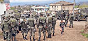 Alrededor de 500 militares resguardan los exteriores de la zona de Ambatillo, en la provincia de Tungurahua, donde las protestas se han radicalizado y fueron retenidos 30 uniformados. Foto: Roberto Ch&aacute;vez / El Tel&eacute;grafo