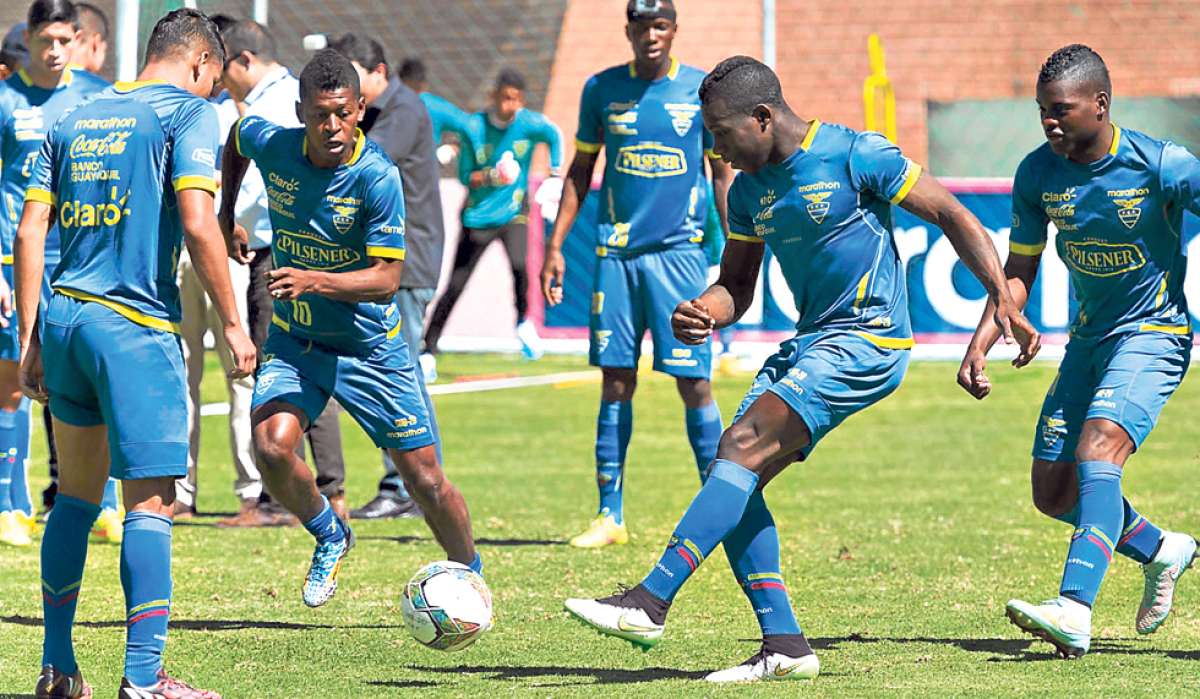 Kevin Mercado (con el bal&oacute;n) y Gabriel Cortez (segundo desde la izquierda) son 2 de los 4 seleccionados que disputaron el Mundial Sub-17 en 2011. Foto: John Guevara / El Tel&eacute;grafo