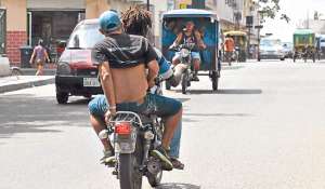 El C&oacute;digo Org&aacute;nico Integral Penal (COIP) sanciona con $ 102 de multa y reducci&oacute;n de 6 puntos en la licencia a los que manejan sin placas. Foto: Miguel Castro / El Tel&eacute;grafo