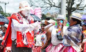 Personas de  todas las edades jugaron carnaval utilizando espuma de colores, polvo y serpentinas. Tambi&eacute;n disfrutaron de platos t&iacute;picos. Foto: Jos&eacute; Luis LLivisaca