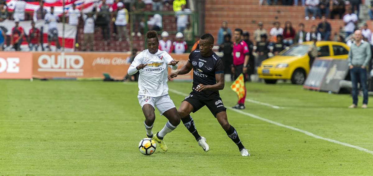 El volante de Liga de Quito, Jhojan Julio (i), domina el bal&oacute;n ante la presi&oacute;n de Marcos Cang&aacute;, de Independiente, en el partido por la s&eacute;ptima fecha. 