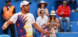 El tenista dominicano V&iacute;ctor Estrella, de 35 a&ntilde;os, celebra uno de los puntos en la final frente a Thomas Bellucci.