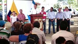 El gobernador del Guayas,  Julio C&eacute;sar Qui&ntilde;&oacute;nez, realiz&oacute; los anuncios esta ma&ntilde;ana en la cooperativa Mar&iacute;a Auxiliadora de la Flor. Foto: Lylibeth Coloma/El Tel&eacute;grafo 