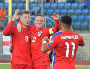 Rooney iguala a Charlton como m&aacute;ximo goleador de Inglaterra