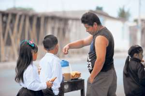 En Santa Elena es com&uacute;n que los menores vayan a la escuela sin desayunar y consuman comidas de la calle. Foto: Miguel Castro / El Tel&eacute;grafo