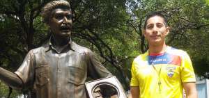 Guayaquile&ntilde;os y turistas se hacen fotos en escultura de &lsquo;El rey de la galleta&rsquo;, un personaje que utilizaba coplas para convencer a sus clientes.