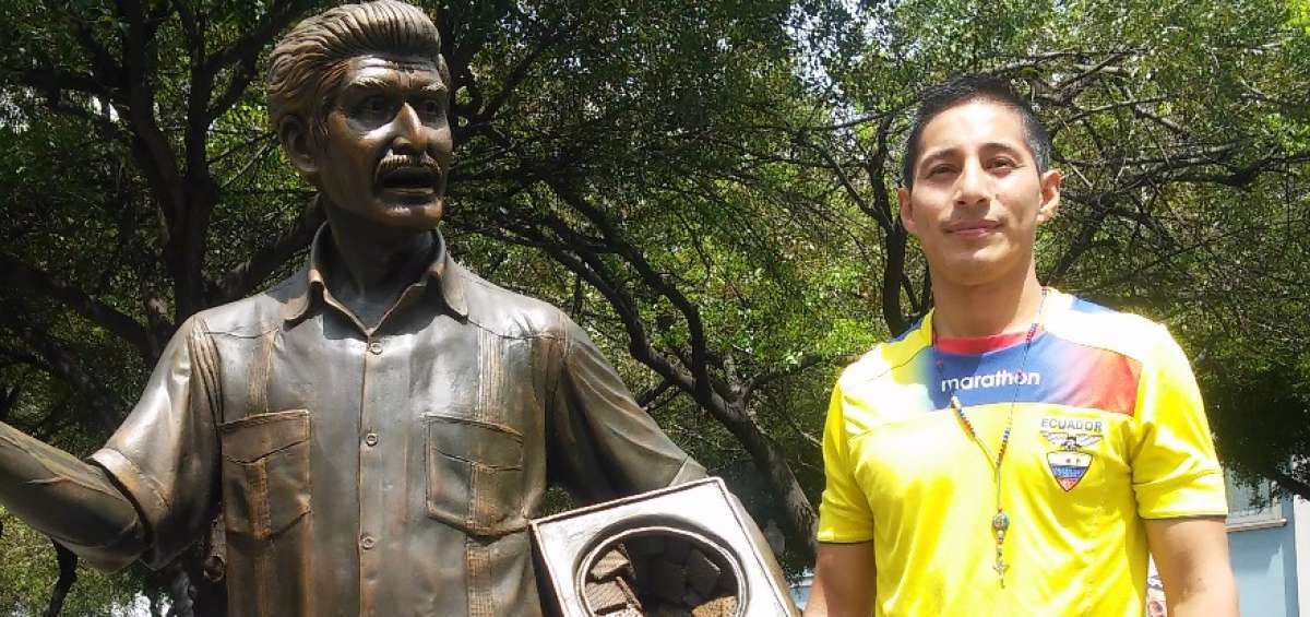 Guayaquile&ntilde;os y turistas se hacen fotos en escultura de &lsquo;El rey de la galleta&rsquo;, un personaje que utilizaba coplas para convencer a sus clientes.
