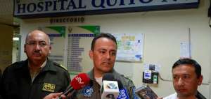 Francisco Zum&aacute;rraga, (c),comandante del Servicio de Aeropolicial, dio detalles del estado de salud de la tripulaci&oacute;n.