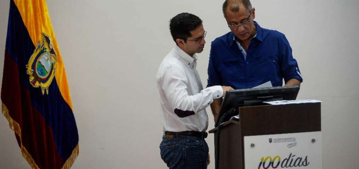 El vicepresidente Jorge Glas (d) revisa los datos del informe junto con Carlos Bernal, secretario t&eacute;cnico de la reconstrucci&oacute;n y la reactivaci&oacute;n productiva de las provincias de Manab&iacute; y Esmeraldas.