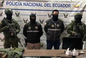 Polic&iacute;as y militares intervinieron en un presunto centro de operaciones de Los Lobos.