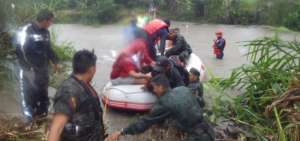 Militares asisten en la evacuaci&oacute;n de las personas atrapadas por el desbordamiento del r&iacute;o Napo.