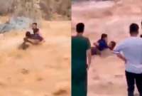 Hombre rescata a sus dos hijos de la corriente de un río en Pakistan