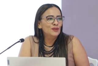 Zaida Rovira, gobernadora del Guayas, cuestiona el accionar del alcalde de Guayaquil, Aquiles Alvarez, y lo acusa de sembrar violencia en lugar de promover el orden.
