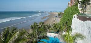 Sobre los acantilados de la playa El Murci&eacute;lago est&aacute;n los hoteles de alta gama, donde se desarrollan convenciones y eventos de todo nivel.