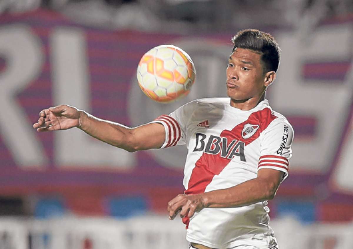 El delantero colombiano Te&oacute;filo Guti&eacute;rrez marc&oacute; 2 tantos en la goleada 4-1 que le propin&oacute; River Plate a Sarmiento de Jun&iacute;n. Foto: AFP