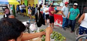 Los comerciantes informales aprovechan las horas en que s&iacute; pueden trabajar para llevar algo de dinero a sus hogares.