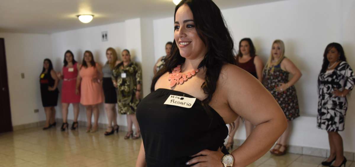La participante Rosario Muralles posa durante una de las sesiones de modelaje, que se desarrolla previamente al evento de belleza para mujeres de tallas grandes.
