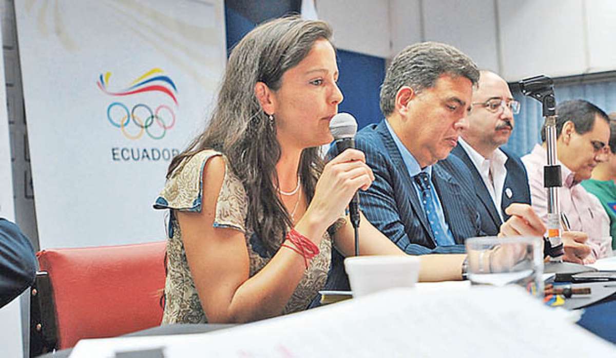 La ministra del Deporte, Catalina Ontaneda (i.), en la reuni&oacute;n con las federaciones nacionales. La acompa&ntilde;a Augusto Mor&aacute;n (d.) presidente del COE. Foto: cortes&iacute;a