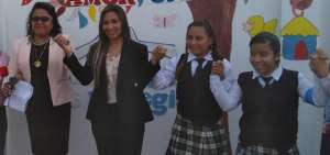 La subsecretaria de Educaci&oacute;n de la zona 8, &Eacute;rika Lainez, comparti&oacute;  la ma&ntilde;ana con los estudiantes de la unidad educativa fiscal Provincia del Azuay.