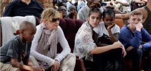 La artista, que dirige un organizaci&oacute;n de apoyo a los ni&ntilde;os hu&eacute;rfanos en Malaui, adopt&oacute; en este pa&iacute;s a David Banda en 2006 y a Mercy James en 2009.