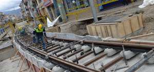 Los rieles son instalados actualmente en el sector de la Chola Cuenca, lugar que se reabrir&aacute; al tr&aacute;fico vehicular en el mes de septiembre. 