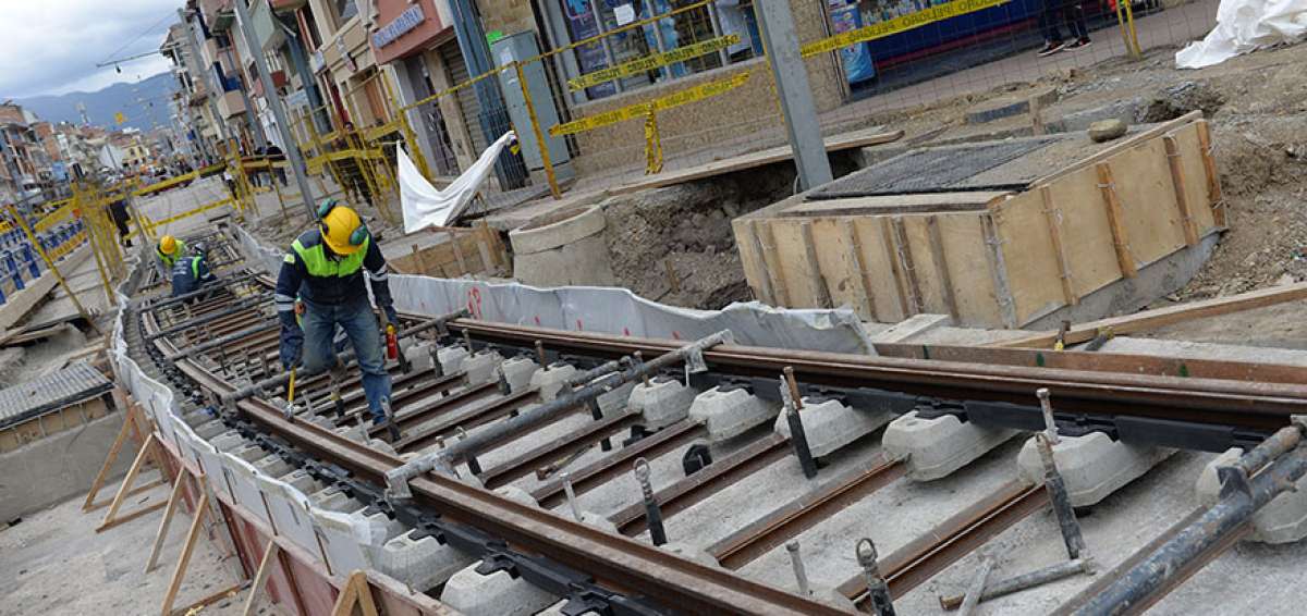 Los rieles son instalados actualmente en el sector de la Chola Cuenca, lugar que se reabrir&aacute; al tr&aacute;fico vehicular en el mes de septiembre. 