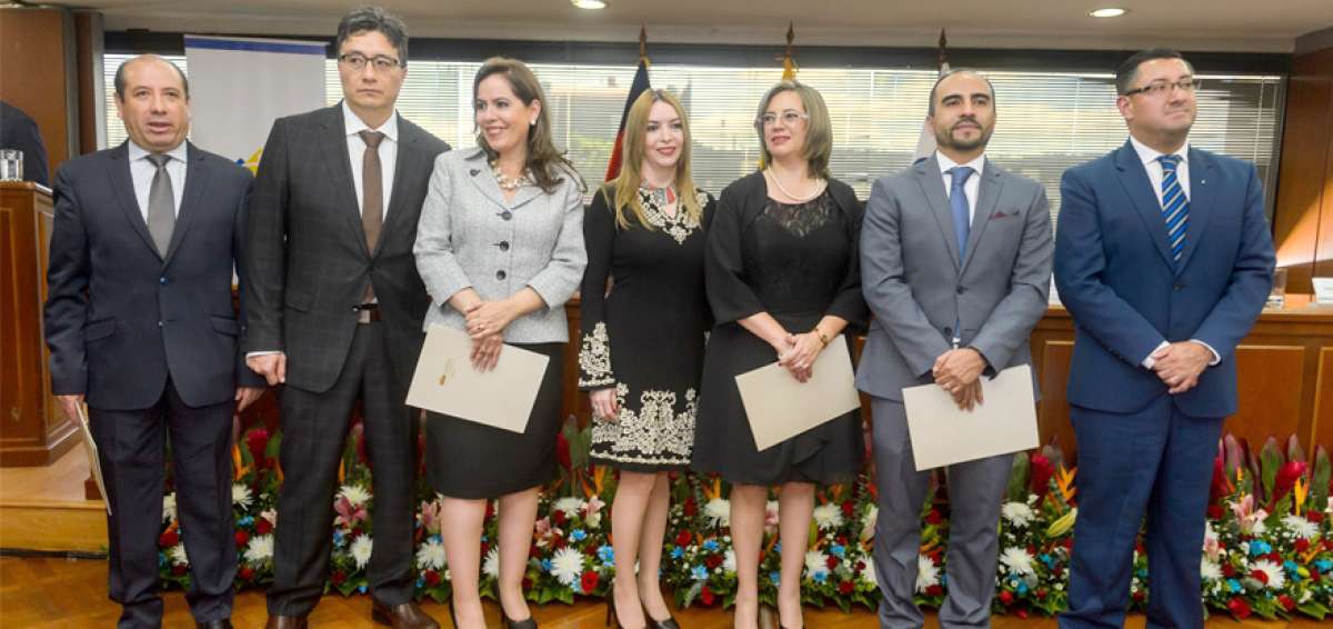 De izq. a der. los nuevos jueces, &Eacute;dgar Flores, Marco Rodr&iacute;guez, Mar&iacute;a Heredia, Katerine Mu&ntilde;oz, Daniella Camacho, R&oacute;mulo Velastegu&iacute; e Iv&aacute;n Saquicela.
