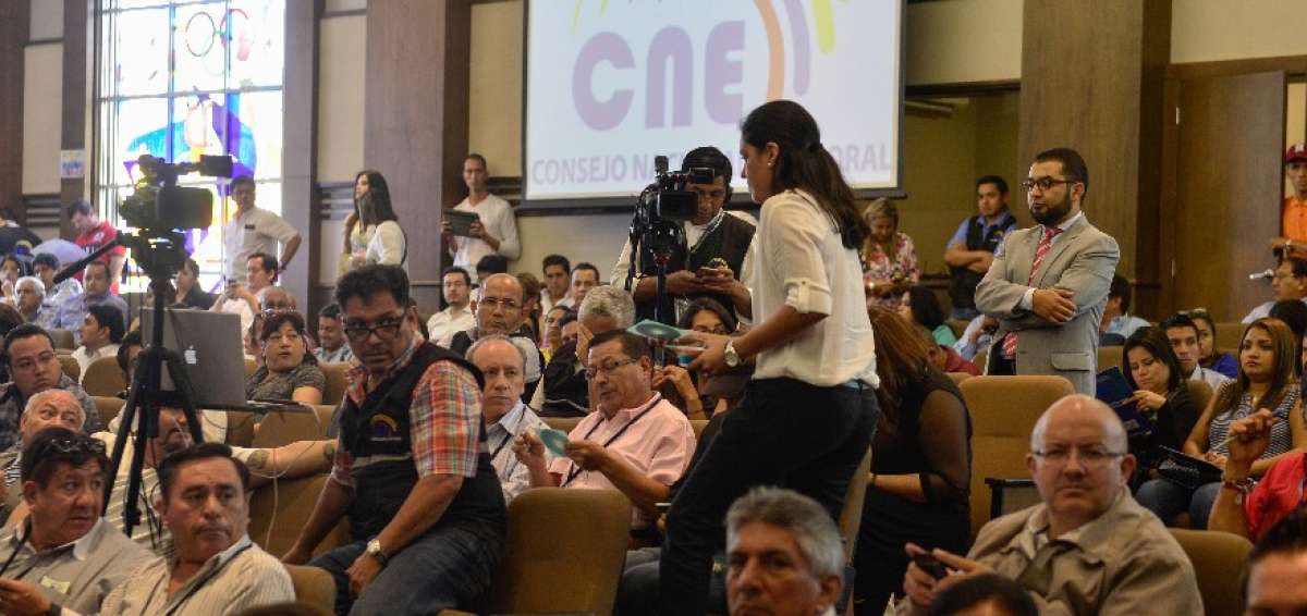 La entrega se hizo en el marco del segundo Consejo Consultivo Nacional de Organizaciones Pol&iacute;ticas, en Guayaquil. 