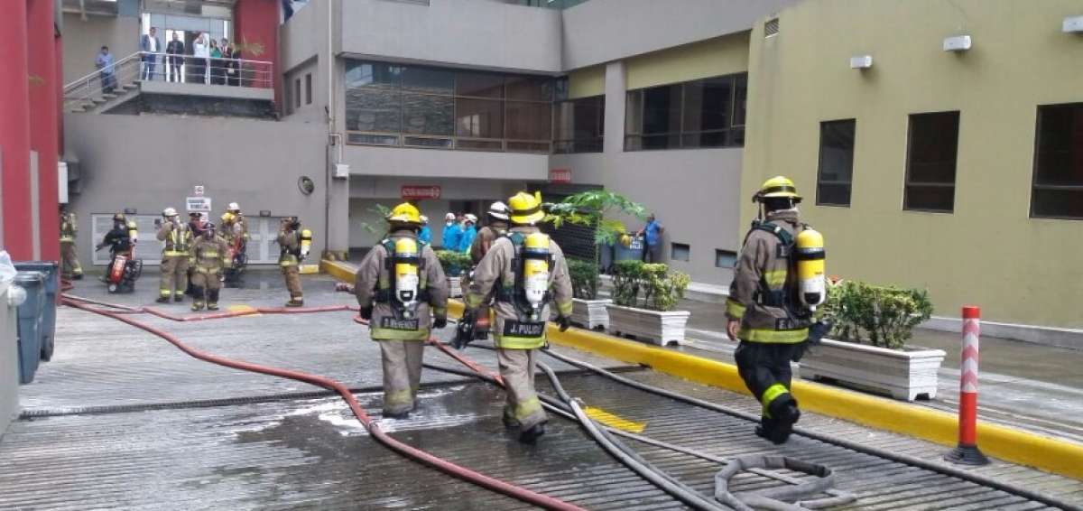 Incendio en parqueadero oblig&oacute; a evacuar edificio en el norte de Guayaquil