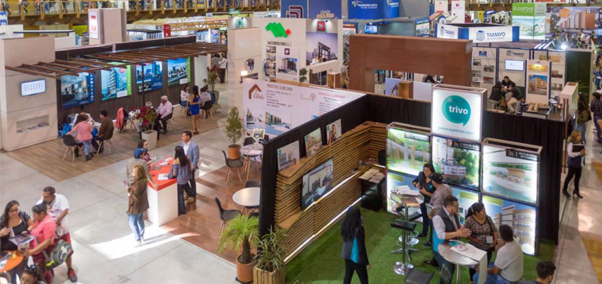 Decenas de personas acuden a la Feria de la Vivienda, en Quito.