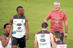 El entrenador de Francia, Didier Deschamps, dialoga con Patrice Evra durante un entrenamiento de la selecci&oacute;n en Ribeirao Preto. FOTO: AFP