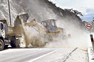 La empresa Panavial se encarga de la estabilizaci&oacute;n de taludes de la carretera. Adicionalmente se ampl&iacute;a el tramo Oyacoto-Guayllabamba a 4 carriles. FOTO: MIGUEL JIM&Eacute;NEZ.