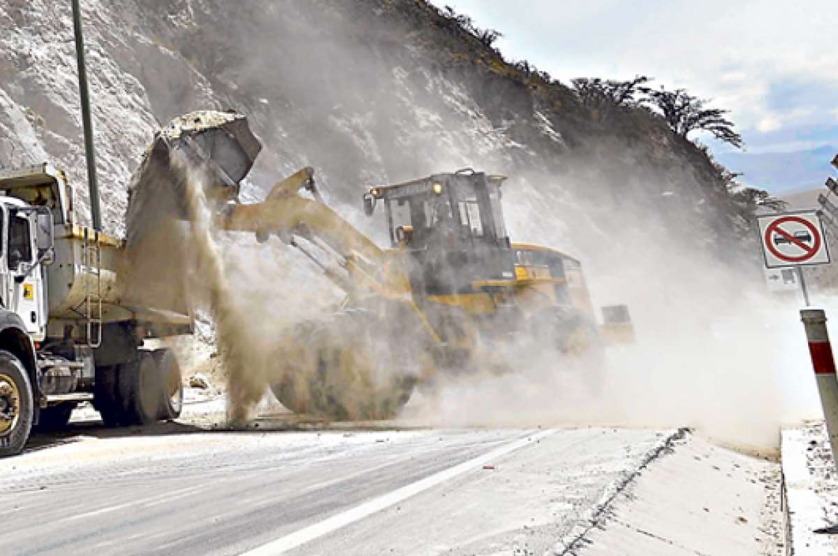 La empresa Panavial se encarga de la estabilizaci&oacute;n de taludes de la carretera. Adicionalmente se ampl&iacute;a el tramo Oyacoto-Guayllabamba a 4 carriles. FOTO: MIGUEL JIM&Eacute;NEZ.