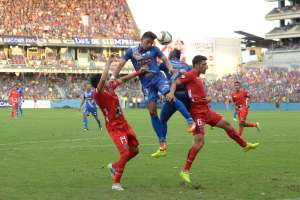 &Aacute;ngel Mena disputa el bal&oacute;n con los defensas de River Ecuador. Foto: Jos&eacute; Mor&aacute;n / El Tel&eacute;grafo.