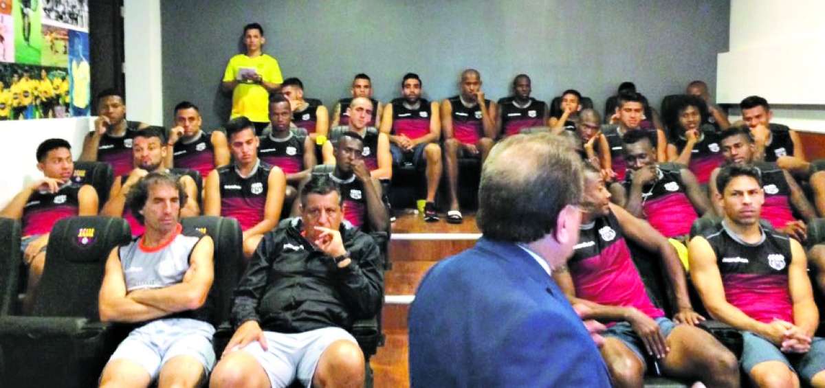 Jos&eacute; Reinhard, experto en medicina deportiva en Ecuador, dio el martes una charla a los jugadores del equipo guayaquile&ntilde;o.   