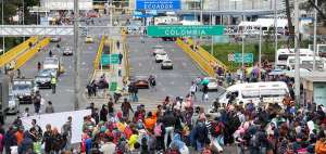 Un venezolano gasta entre $ 100 y $ 500 para viajar a Ecuador