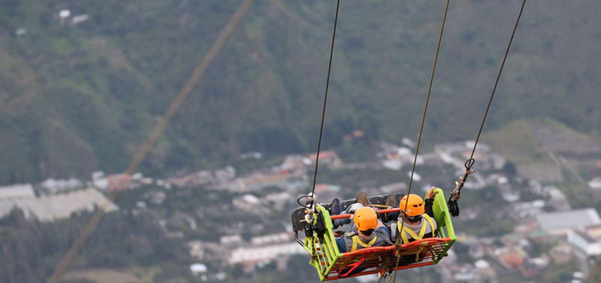 Esta es la espectacular vista que apreciaron deportistas extremos con discapacidad, como Alfonso Morales (der.) y &Aacute;lex Almeida, durante su salto en el columpio conocido como &lsquo;Fantas&iacute;as de volar&rsquo; en Ba&ntilde;os.    