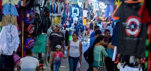 La calle Alajuela en el centro de Portoviejo se convirti&oacute; en reducto de los comerciantes informales de la capital manabita, hay m&aacute;s de 700.