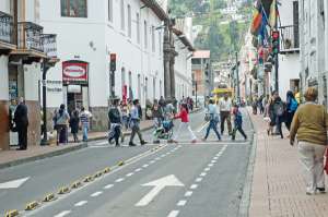 Los miembros de la Asociaci&oacute;n de Peatones de Quito defienden el trayecto natural del peat&oacute;n y no las rutas impuestas por el dise&ntilde;o urbano.