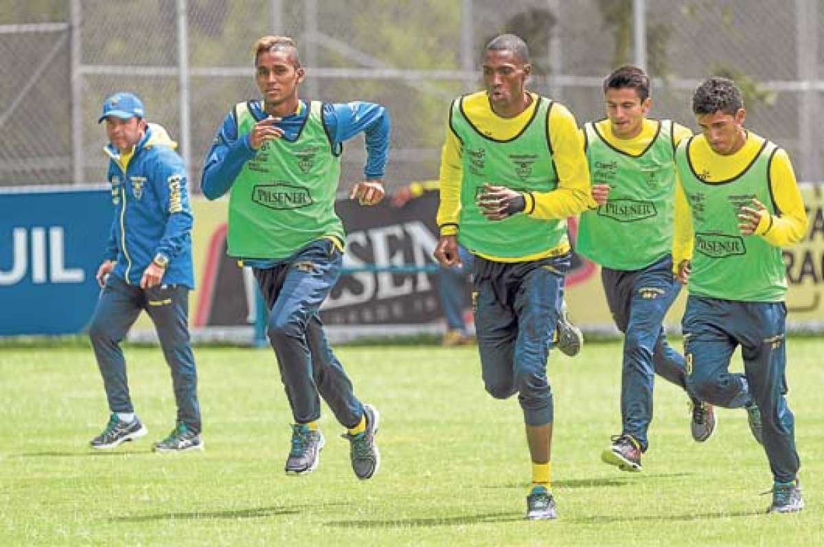 Joao Rojas (der.) forma parte de la lista de 30 jugadores convocados para el Mundial. Jug&oacute; 410 minutos con la Tri en Eliminatorias. FOTO: ANDR&Eacute;S DARQUEA.