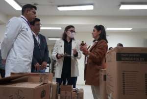 Vicepresidenta recorre bodegas y áreas críticas del Hospital Eugenio Espejo para supervisar ingreso de medicinas