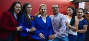 Reinaldo Loza y su esposa, Leonor P&eacute;rez, unieron sus vidas cuando ella ya ten&iacute;a 2 hijas. A&ntilde;os despu&eacute;s, la pareja tuvo sus propios descendientes: 2 chicas m&aacute;s.