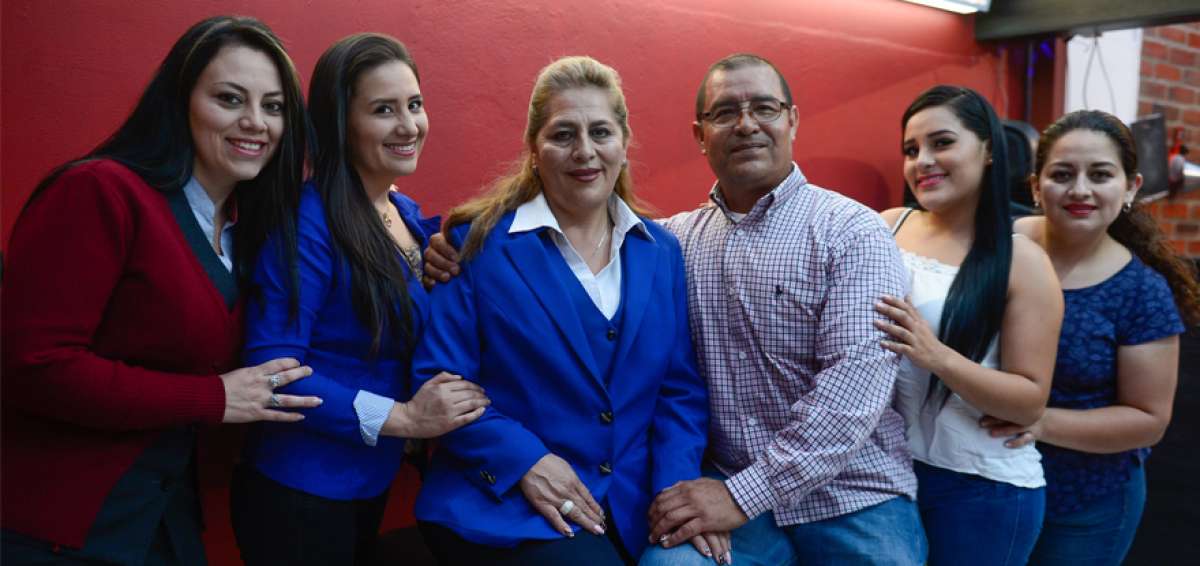 Reinaldo Loza y su esposa, Leonor P&eacute;rez, unieron sus vidas cuando ella ya ten&iacute;a 2 hijas. A&ntilde;os despu&eacute;s, la pareja tuvo sus propios descendientes: 2 chicas m&aacute;s.