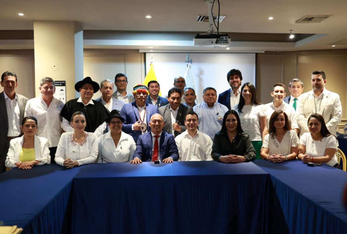 En un evento realizado en Machala, el presidente Daniel Noboa recibió de parte de los Gobiernos Autónomos Descentralizados el Bastón de Mando y fue reconocido como “Líder de Paz