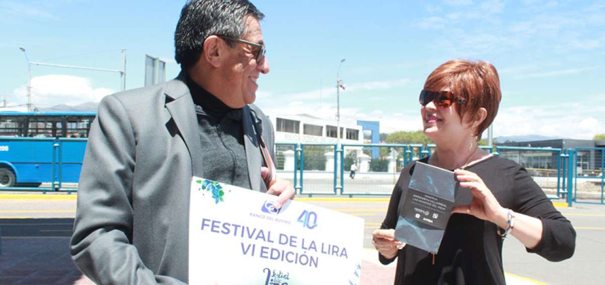  La poeta Minerva Margarita Villarreal recibi&oacute; el premio del Festival La Lira la tarde de ayer, en Jardines de San Joaqu&iacute;n, en Cuenca. 