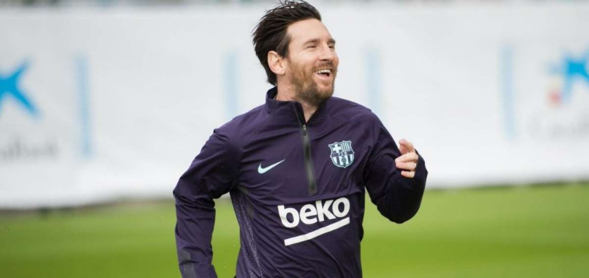 Lionel Messi vuelve a ejercitarse sobre el c&eacute;sped tras su lesi&oacute;n