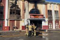 Así quedó por fuera una de las discotecas incendiadas durante este 1 de octubre en Murcia, España.