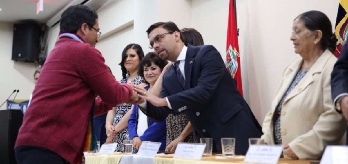 El presidente del CNE entreg&oacute; ayer las credenciales a tres legisladores de Bol&iacute;var y cuatro de Chimborazo.
