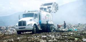 Camiones que recolectan la basura de Riobamba depositan las cargas diarias  en el botadero a cielo abierto, cerca de ellos esperan los minadores que buscan botellas, cart&oacute;n, papel, etc. Foto: ELIZABET MAGGI para El Tel&eacute;grafo